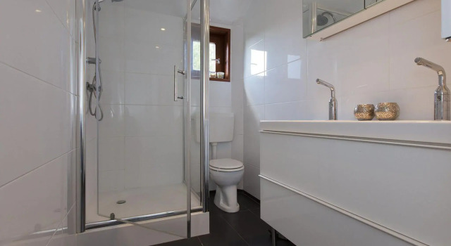 Welcoming Holiday Home in Grou Near River, Book Hotel Grou Frisian lakes