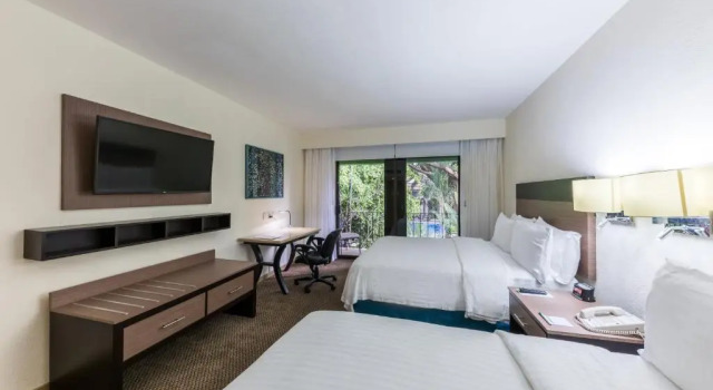 Четырёхместный номер Standard с видом на бассейн Holiday Inn Guadalajara Expo Plaza del Sol by IHG