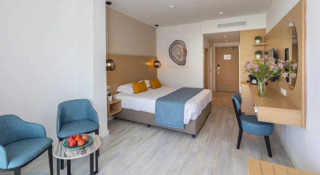 Номер Standard с видом на внутренний двор Leonardo Crystal Cove Hotel & Spa - Adults only