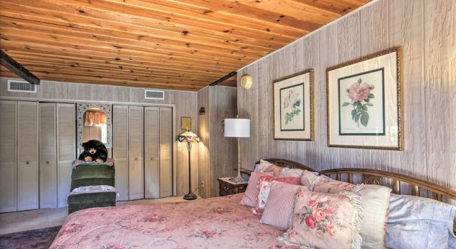 Gorgeous Oakhurst Retreat w/ Swimming Hole!