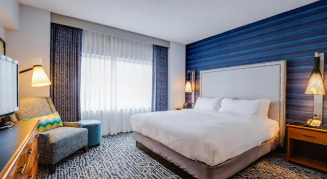 Двухместный люкс с 2 комнатами DoubleTree Suites by Hilton Hotel & Conference Center Chicago-Downers Grove