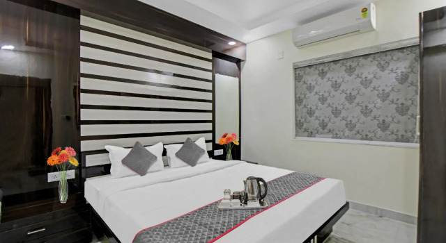 OYO Townhouse 1128 Hotel Royal Palm Inn