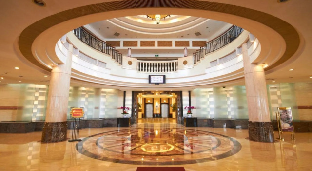The Center Hotel Yantai, Забронировать Отель Жифу Яньтай