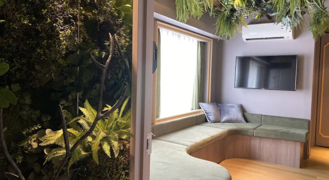 Кровать в общем номере THE WARDROBE Hotel Shimokitazawa