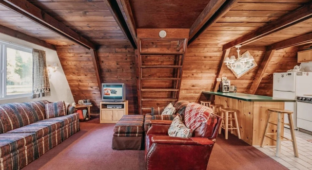 54sl - Hot Tub - Pets Ok - Sleeps 4 2 Bedroom Cabin by RedAwning, Buchen Sie Ferienhaus Glacier USA