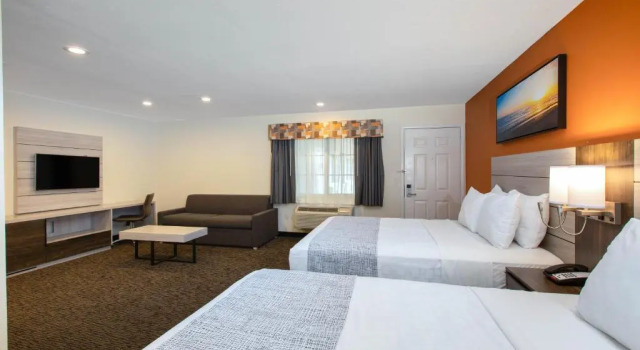 Четырёхместный люкс Days Inn by Wyndham Monterey-Fishermans Wharf Aquarium