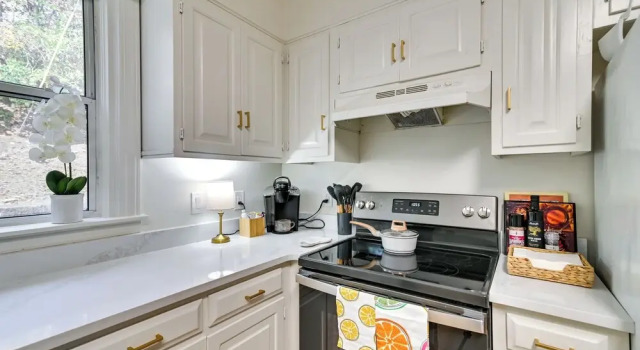 Коттедж Centrally Located Home ~ Steps to Oxford Square!