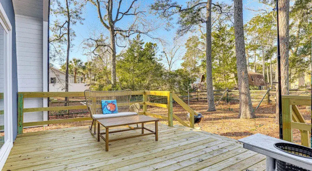 Коттедж Boat, Fish & Bike: Oak Island Home w/ Large Yard