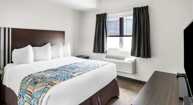 Четырёхместный люкс Executive Цокольный этаж с 2 комнатами SureStay Studio by Best Western Hardisty