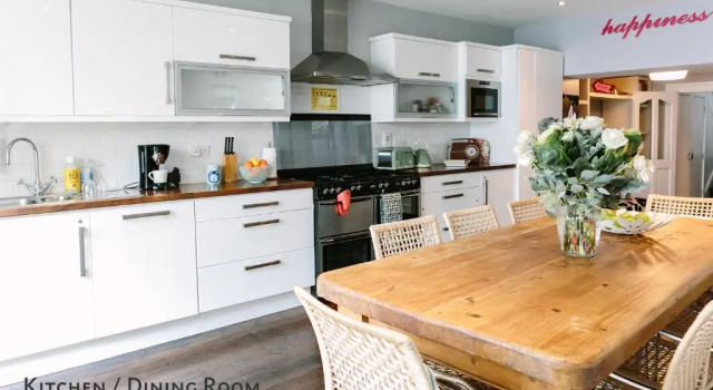 Cosy Home; Sleeps 10/11. City 15 minutes’ walk, Забронировать Отель Отели Дублина с парковкой, рядом с Dublin City Council, Парковка