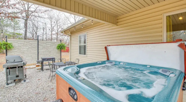 Коттедж < 5 Mi to Lake Desoto: Grand Hot Springs Home