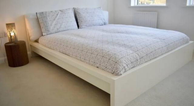 Modern 1 Bedroom Apartment With Balcony, Забронировать Апартаменты/квартира Отели Лондона с парковкой, рядом с Уайт Сити, Парковка