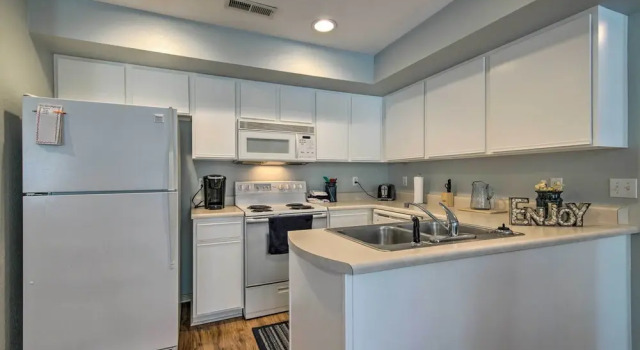 Апартаменты Bright Ozarks Condo w/ Balcony & Lake Views!