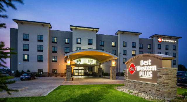 Кровать в общем номере Best Western Plus Williston Hotel & Suites