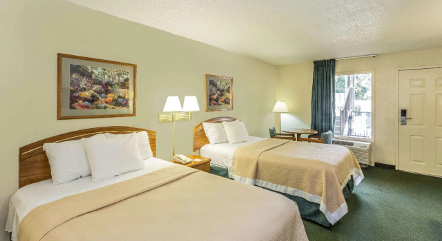 Четырёхместный номер Standard Days Inn by Wyndham Lake Park/Valdosta