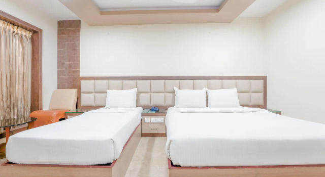 Люкс Standard OYO Collection O 79286 The 33 Hotel