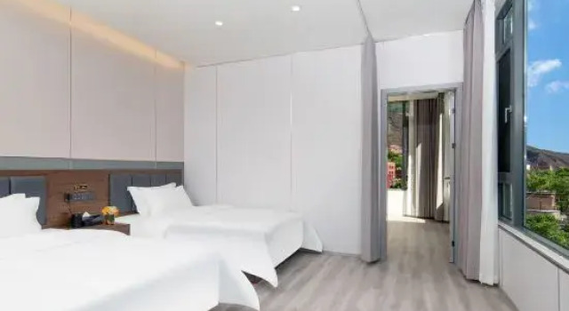 Семейный люкс с 2 комнатами Yayue Hotel (Ganzi Batang Taoyuan Road)