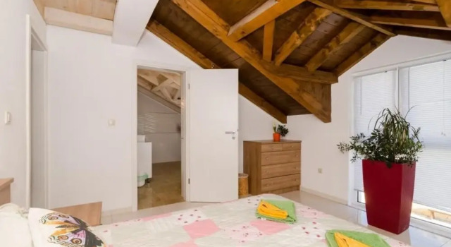 Villa Avoca - Four Bedroom Apartment With Two Balconies and Swimming Pool ID Direct Booker 2124