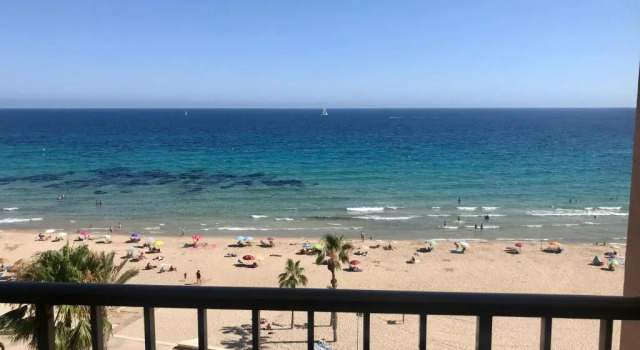 Апартаменты Apartamento frente al mar en Calpe con parking para 4 personas
