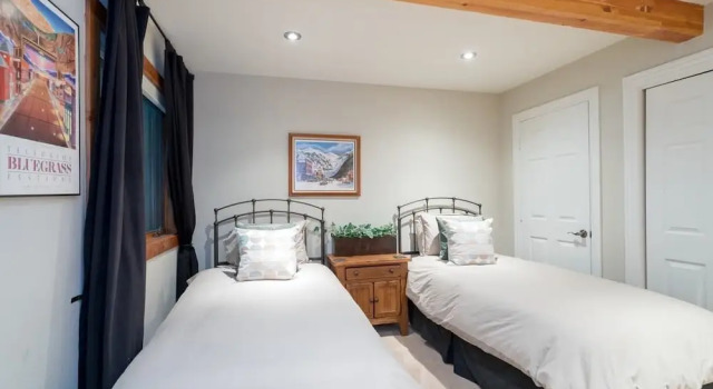 True Ski In/ski Out Sun-drenched, Top Floor Condo Ajax Views, Deck, Garage Parking 3 Bedroom Condo by RedAwning, Забронировать Отель Отели Telluride Ski 3 звезды, 3*