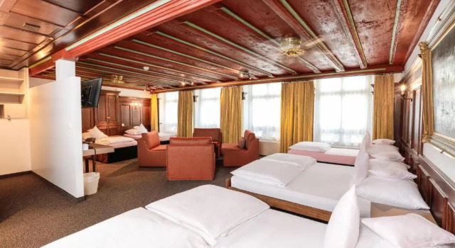 Кровать в общем номере Hotel Baslertor