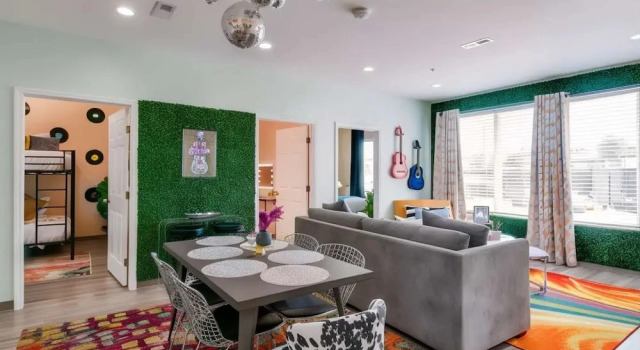 Коттедж NEW 4 Bedroom Apt Near DT Walk to Restaurants