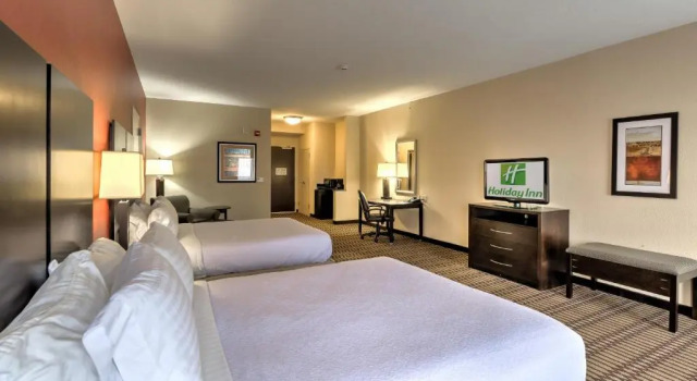 Четырёхместный номер Standard Holiday Inn North Quail Springs by IHG