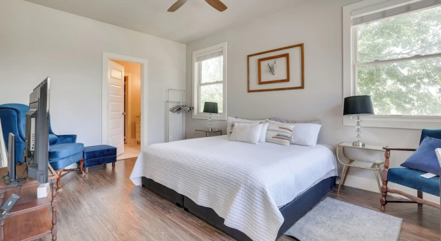 Modern Home < 1 Mi to Dwtn San Antonio & Riverwalk, Забронировать Дом для отпуска Сан-Антонио Bexar County, рядом с Button Stadim