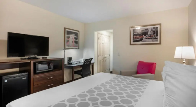 Номер Standard Downtown Hollywood Gardens Inn & Suites