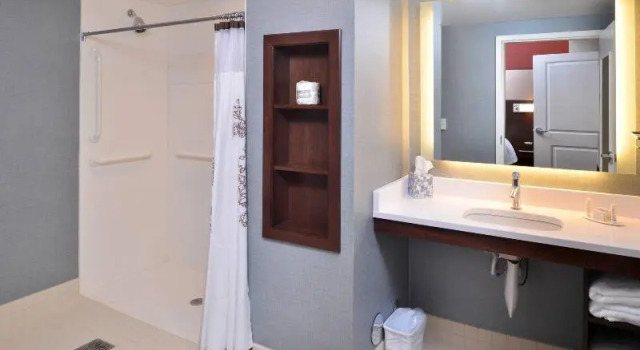 Четырёхместный люкс TownePlace Suites by Marriott East Lansing