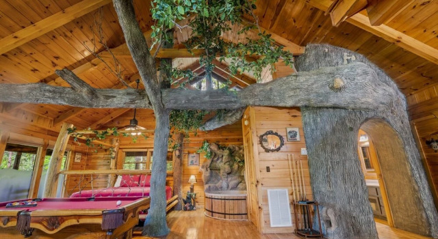 Gatlinburg Enchanted Treehouse 1 Bedroom Home by Redawning
