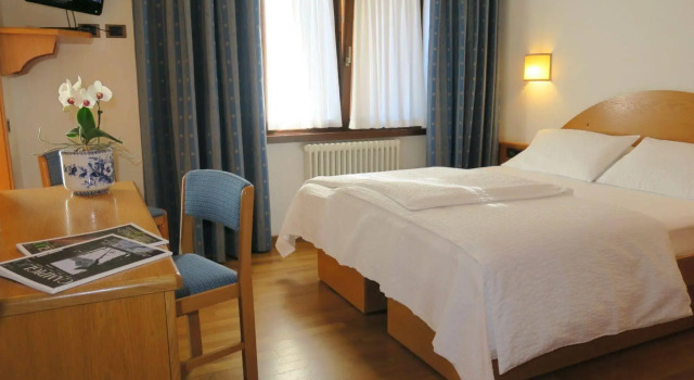 Hotel Garni dello Sportivo, Забронировать Отель Отели Мадонна-ди-Кампильо 3 звезды, рядом с Кресельный подъёмник Гросте (нижняя станция), 3*