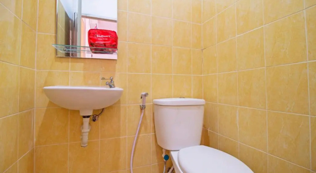 Номер Standard RedDoorz near STAN