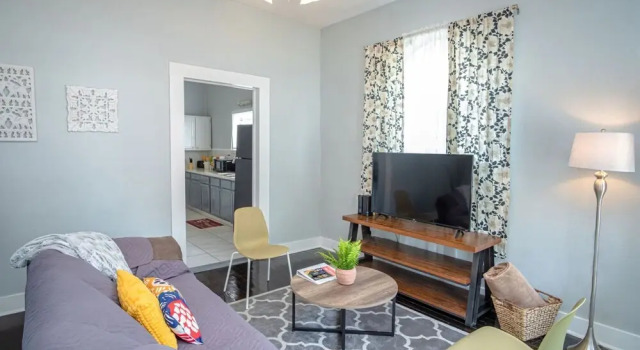 Stunning 2br/1ba Historic Pad Few Steps Downtown, Забронировать Апартаменты/квартира Сан-Антонио Bexar County, рядом с San Pedro Park