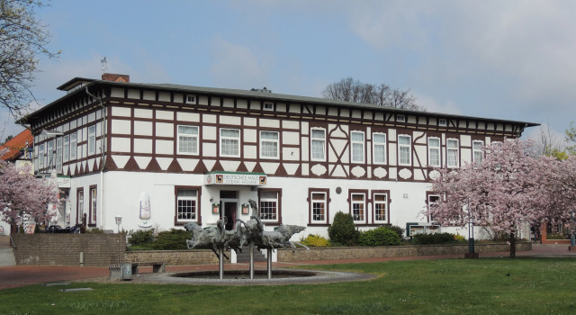 Hotel DH -Deutsches Haus, Забронировать Отель Отели Эмден с парковкой, рядом с Восточно-фризский музей земель в Эмдене, Парковка