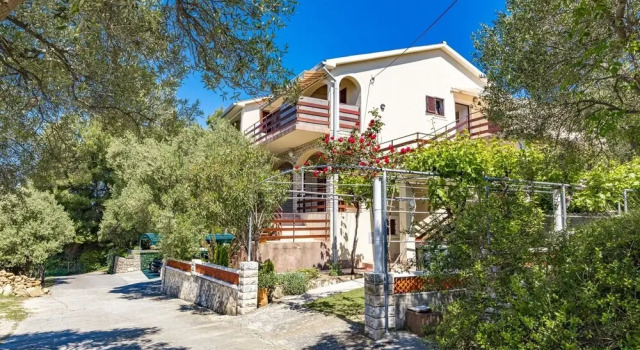 Holiday Home on Beach With Waterfront Views, Rezerwuj Apartament Hotele w Kvarner Islands z parkingiem, Parking