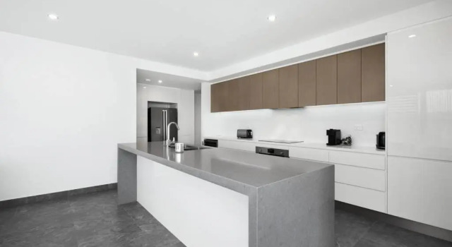 Апартаменты Luxury Apartment Caves Beach 4 Bed