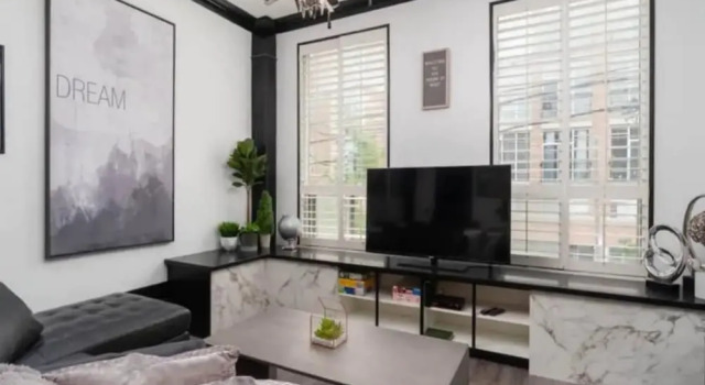 Chic 3 Bedroom 2 Storey Loft, Varaa Hotelli Toronto 