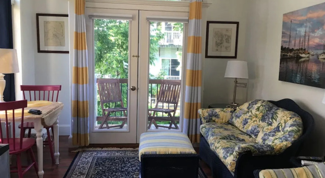 Двухместный люкс с балконом Camden Riverhouse Hotel and Inn