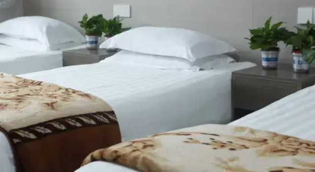 Кровать в общем номере Yuelai Hotel