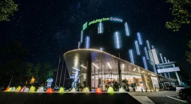 Двухместный люкс Holiday Inn Express Shanghai Songjiang Fangta by IHG