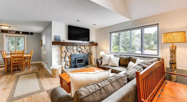 Condo w/ Deck & Grill < 5 Miles to Loon Mountain!, Забронировать Апартаменты/квартира Отели Норт-Вудсток с парковкой, Парковка