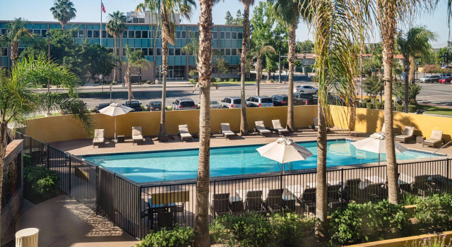 Четырёхместный номер Standard Bakersfield Marriott at the Convention Center