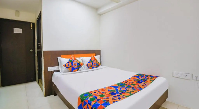 Трёхместный номер Deluxe с балконом Hotel Leela Grand Inn