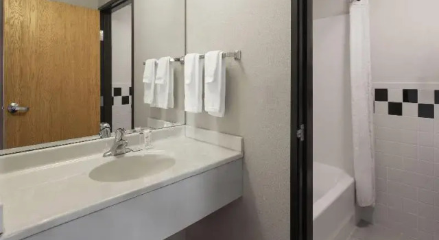 Номер Superior Shell Lake Lodge, a Travelodge by Wyndham