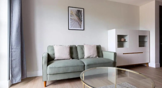 Elegant 2 Bed Flat with Balcony in Finchley