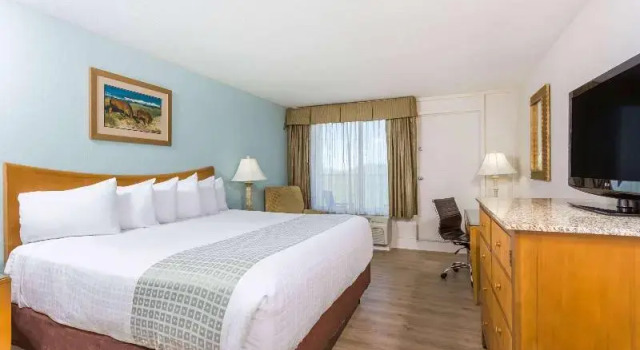 Номер Standard с балконом Ramada Plaza by Wyndham Nags Head Oceanfront