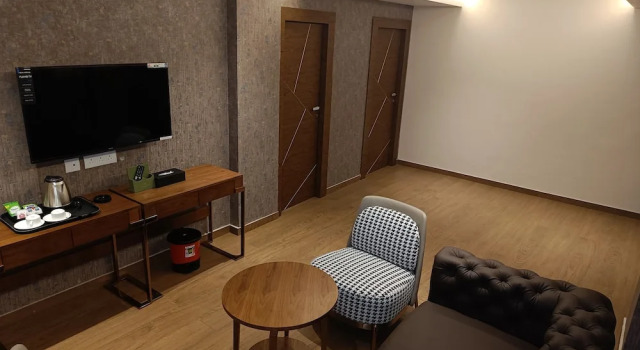 Четырёхместный люкс Luxury The Kings Park Grand-Near US Consulate