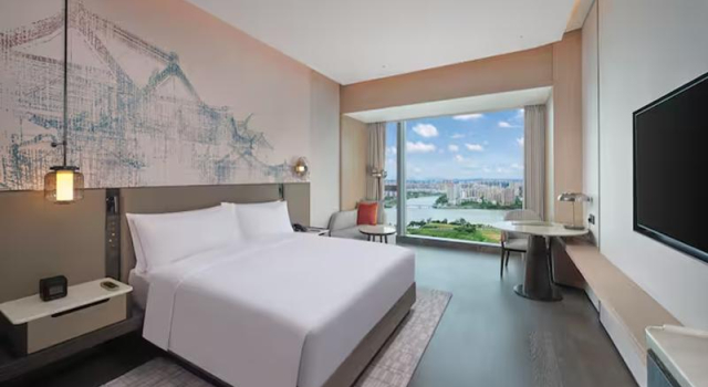 Двухместный номер Standard с балконом и с видом на реку Hilton Huizhou