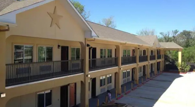 Кровать в общем номере Moonlight Suites - Houston/George Bush Intl Airport